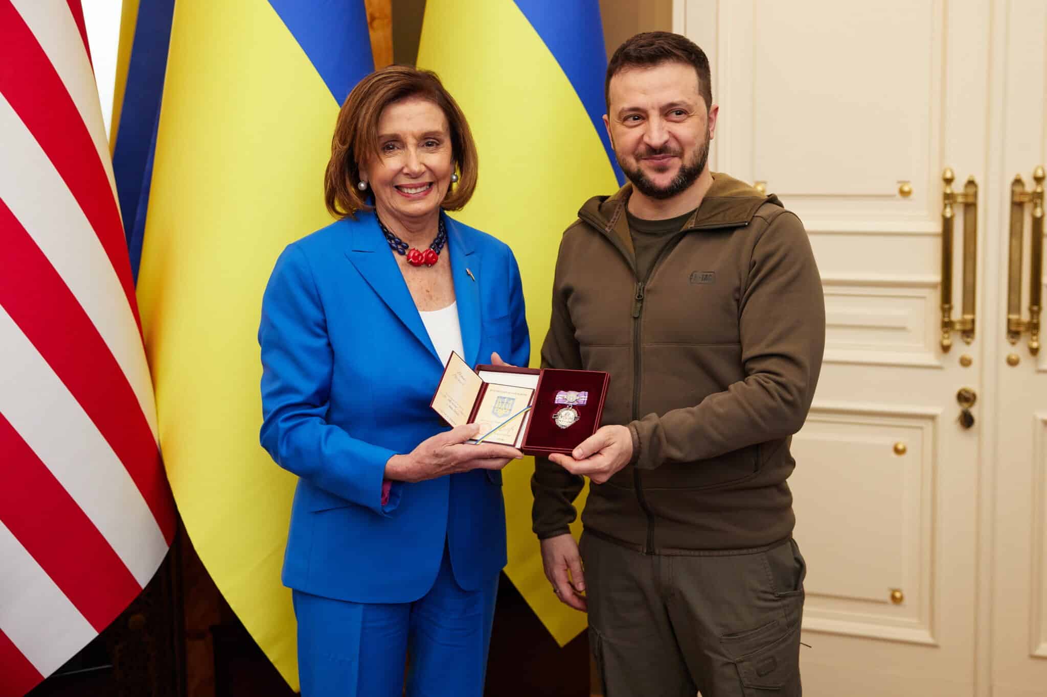 Nancy Pelosi visita a Zelensky por sorpresa: "Estaremos con ustedes hasta el final"