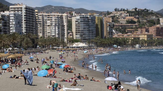 Numerosas personas disfrutan de un día de playa en La Malagueta de la capital malagueña