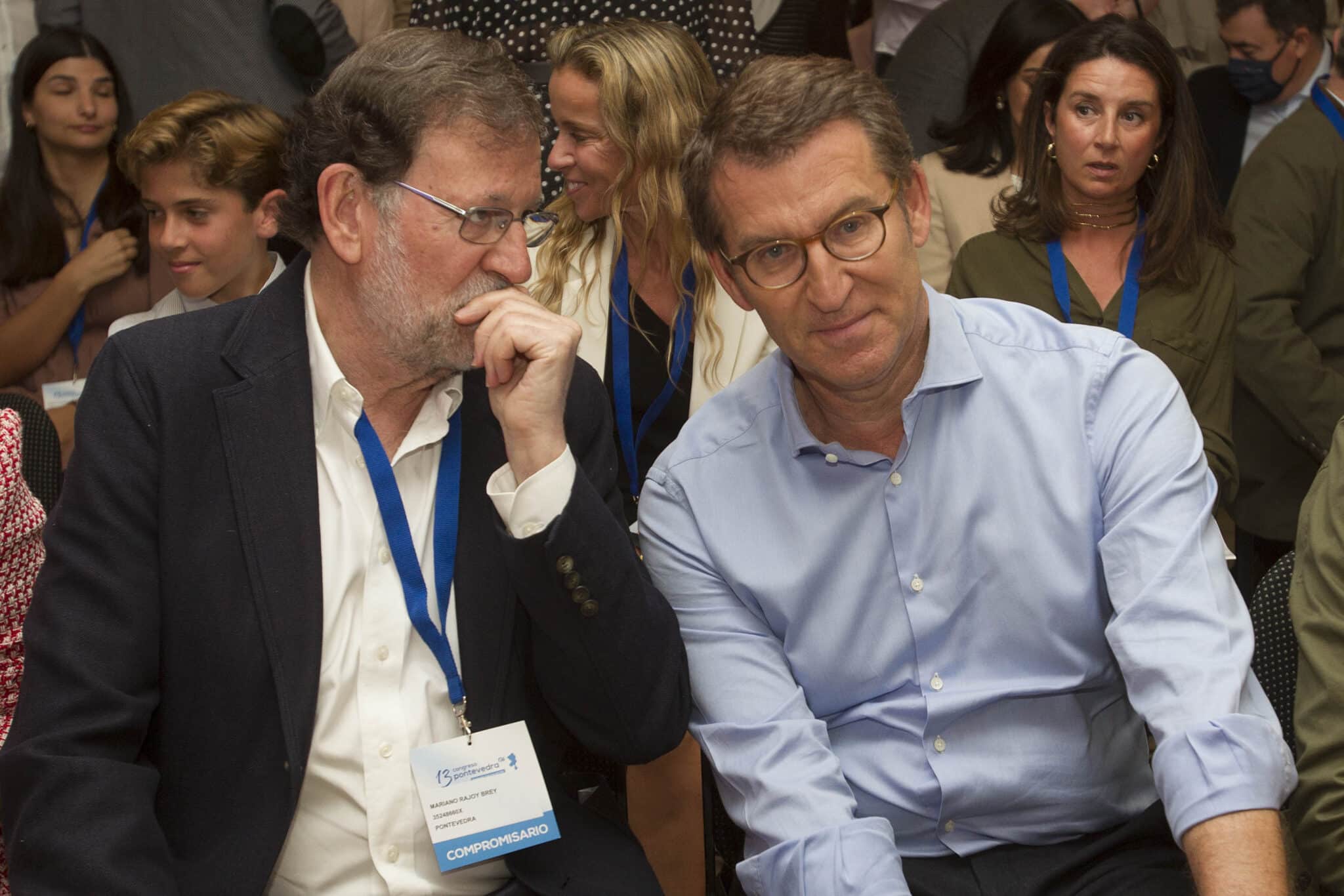 El líder nacional del PP, Alberto Núñez Feijóo (d), y el expresidente del Gobierno Mariano Rajoy durante el Congreso del Partido Popular en Pontevedra