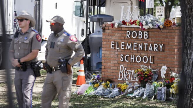 La Policía de Texas admite que fue un error no entrar antes en el aula del tiroteo Oficiales de la Patrulla de Carreteras de Texas se paran cerca de un monumento de flores en la escena de un tiroteo masivo en la Escuela Primaria Robb en Uvalde