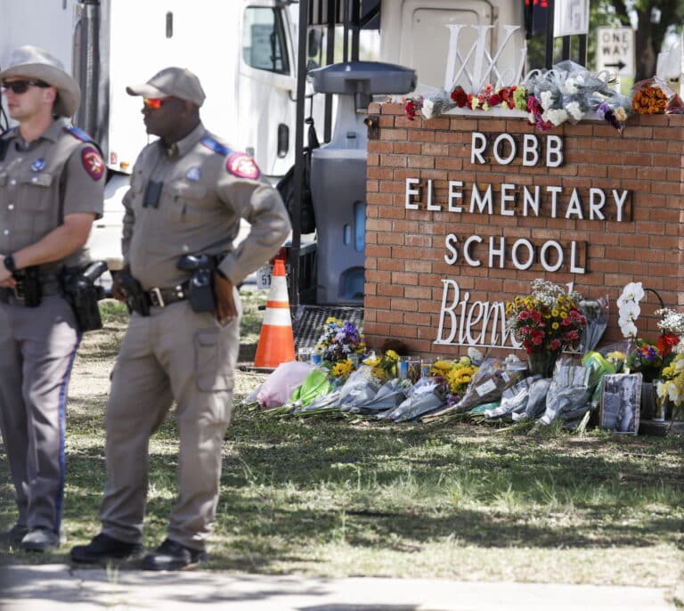 La Policía de Texas admite que fue un error no entrar antes en el aula del tiroteo