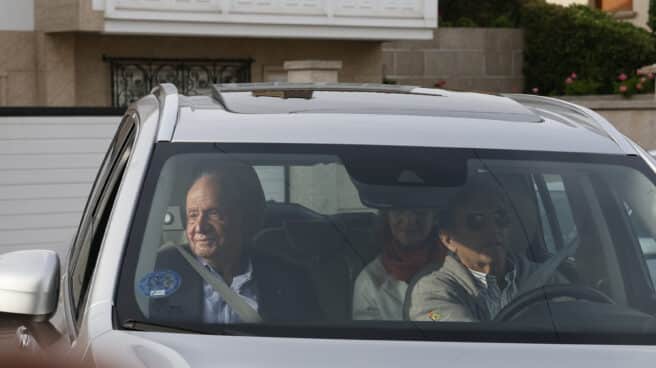 El rey Juan Carlos dice con un gesto que todo bien al llegar a casa de Campos