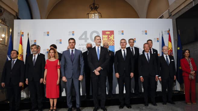 El secretario general de la OTAN, Jens Stoltenberg asiste al acto de conmemoración por el 40 aniversario del ingreso de España en la OTAN El secretario general de la OTAN, Jens Stoltenberg junto con el presidente del Gobierno, Pedro Sánchez, el rey Felipe VI y otras autoridades este lunes en Madrid asisten al acto de conmemoración por el 40 aniversario del ingreso de España en la OTAN celebrado en el Teatro Real.