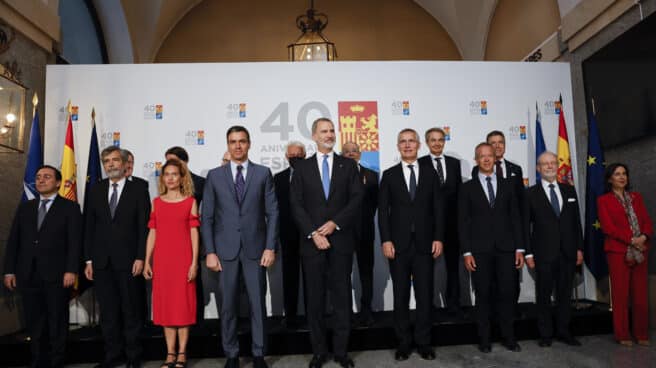 El secretario general de la OTAN, Jens Stoltenberg junto con el presidente del Gobierno, Pedro Sánchez, el rey Felipe VI y otras autoridades este lunes en Madrid asisten al acto de conmemoración por el 40 aniversario del ingreso de España en la OTAN celebrado en el Teatro Real.