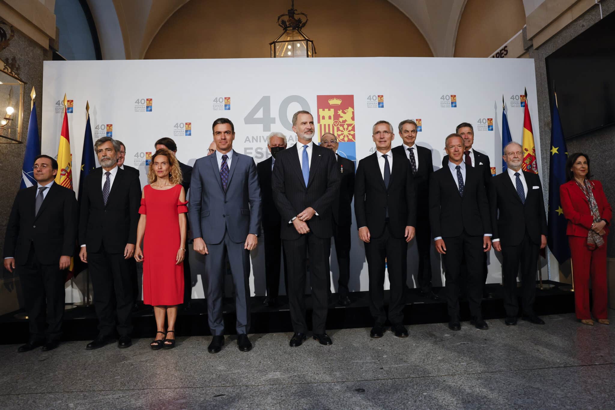 El secretario general de la OTAN, Jens Stoltenberg junto con el presidente del Gobierno, Pedro Sánchez, el rey Felipe VI y otras autoridades este lunes en Madrid asisten al acto de conmemoración por el 40 aniversario del ingreso de España en la OTAN celebrado en el Teatro Real.