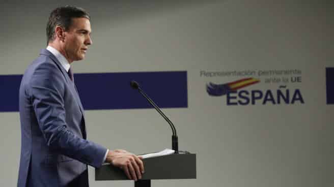 El presidente del Gobierno español, Pedro Sánchez, habla en una rueda de prensa en el segundo día de una Cumbre europea especial sobre Ucrania