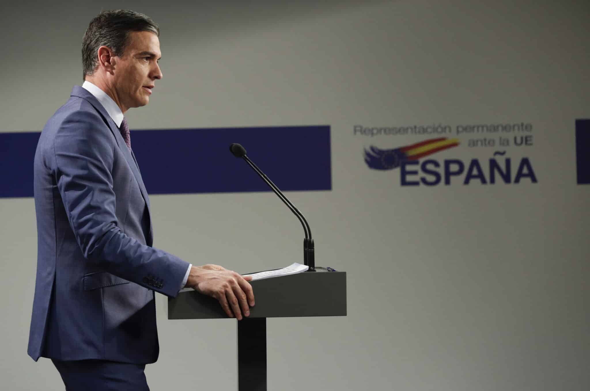 El presidente del Gobierno español, Pedro Sánchez, habla en una rueda de prensa en el segundo día de una Cumbre europea especial sobre Ucrania