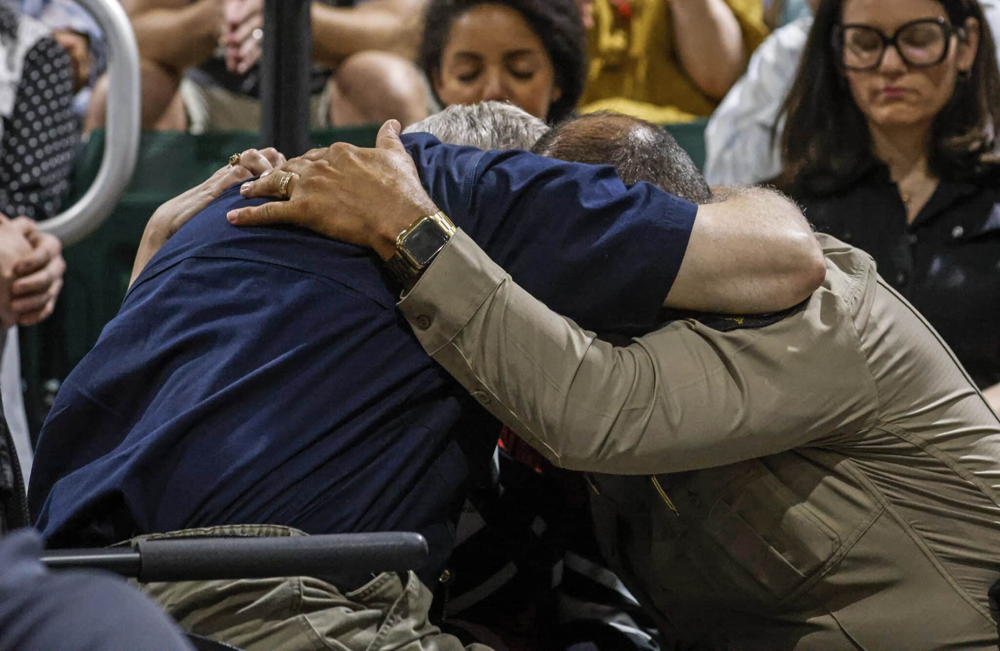 El gobernador de Texas Gregg Abbot y el 'sheriff' del Condado de Uvalde Ruben Nolasco se funden en un emotivos abrazo