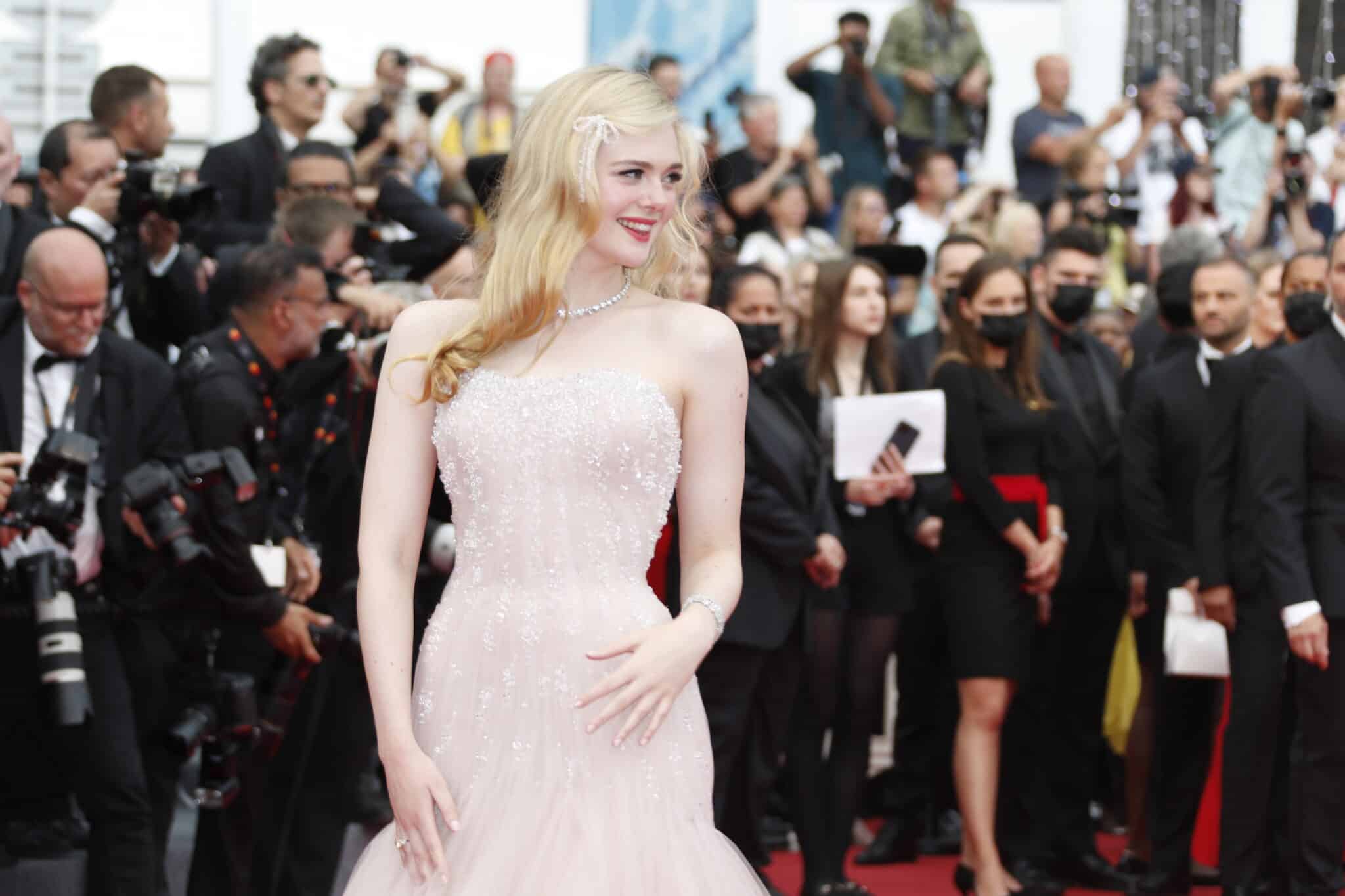 Elle Fanning llega a la proyección de 'Top Gun: Maverick' durante la 75 edición del Festival de Cannes