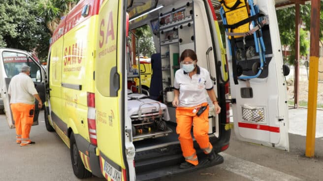 Un anciano espera 14 horas por una ambulancia en el Hospital de Mataró Furgoneta del SAMU