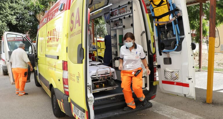Un anciano espera 14 horas por una ambulancia en el Hospital de Mataró