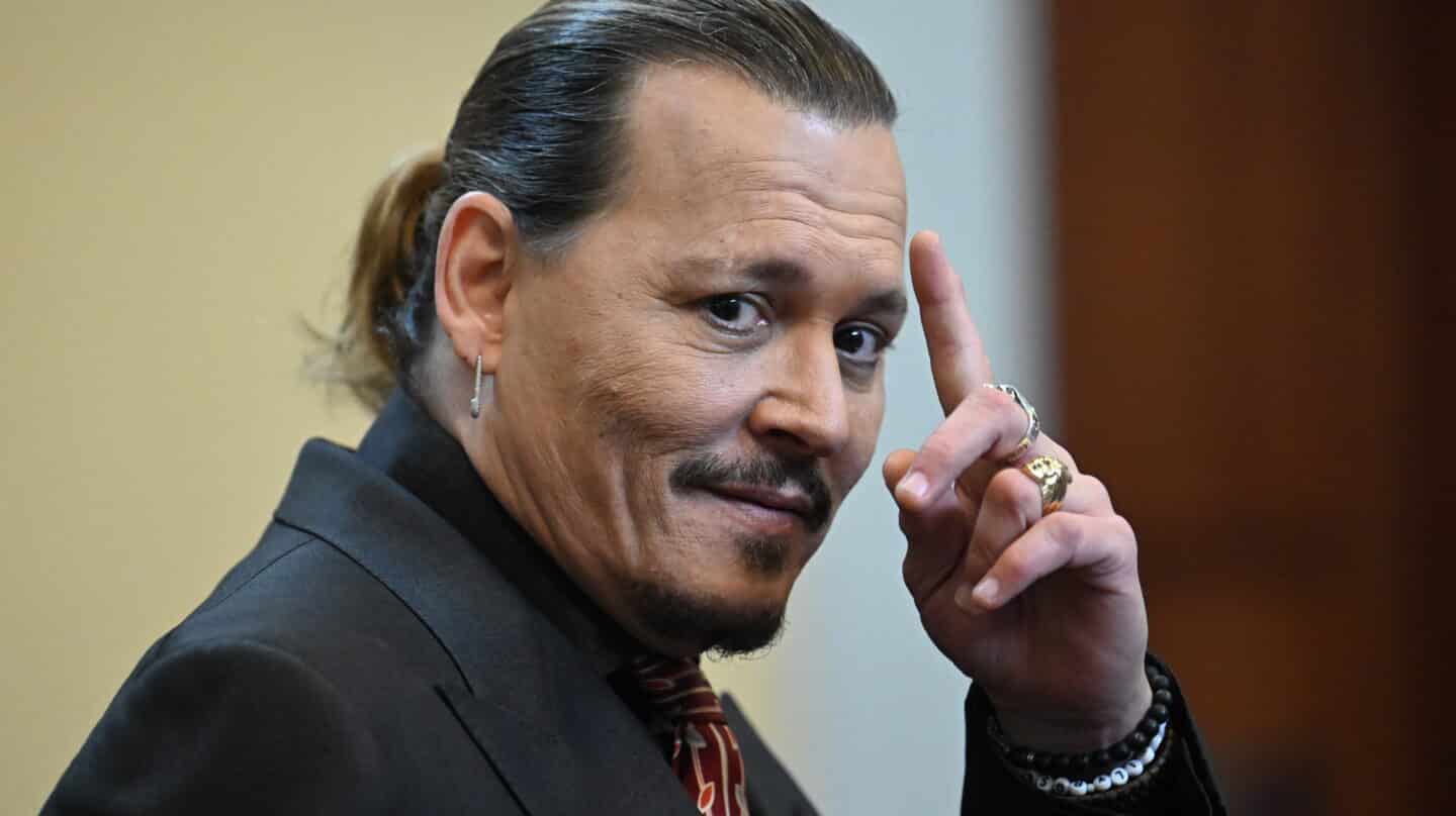 Johnny Depp, el actor estadounidense, observa durante una audiencia en el Tribunal de Circuito del Condado de Fairfax en Fairfax, Virginia, durante el juicio contra su exmujer Amber Heard