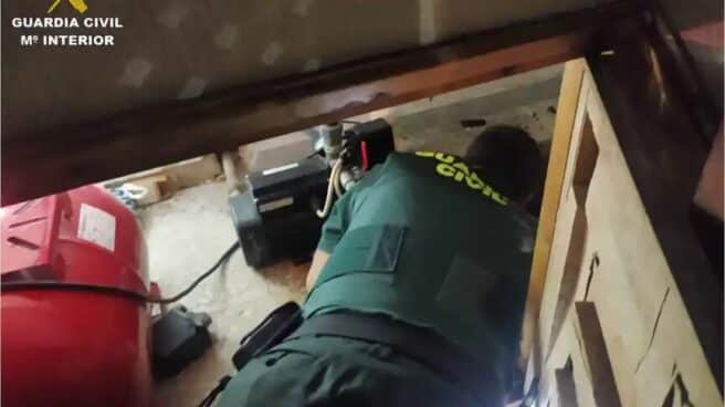 imágenes del angustioso rescate de una mujer atrapada en un aljibe de un edificio en Alicante