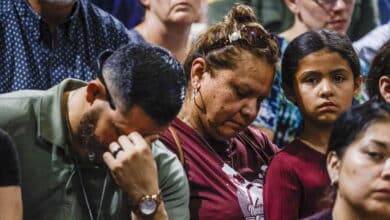 Los rostros del dolor por el tiroteo en Texas, en imágenes