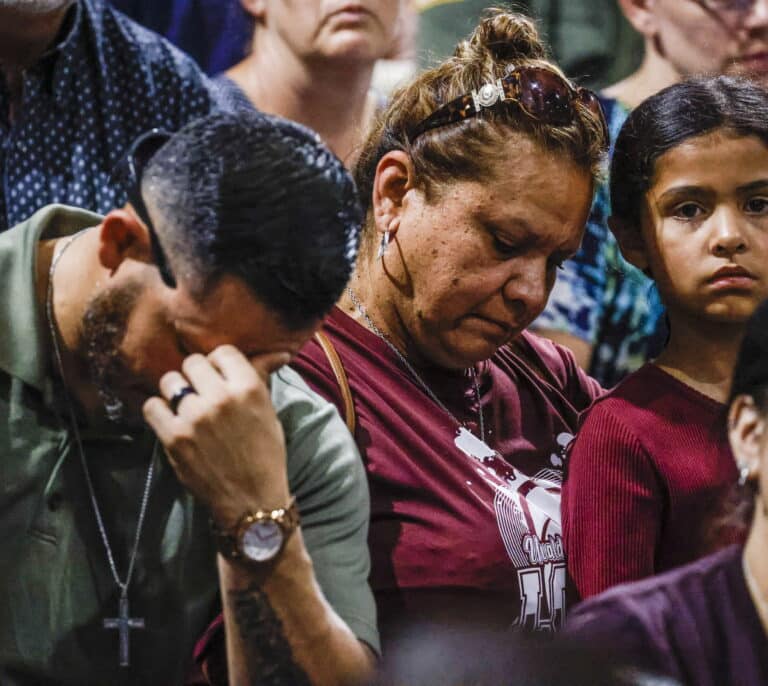 Los rostros del dolor por el tiroteo en Texas, en imágenes