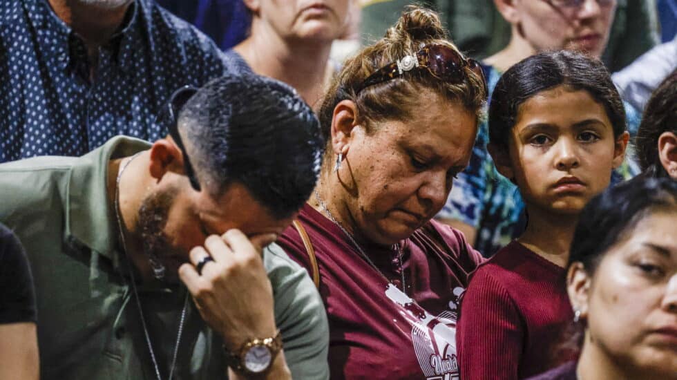 La gente llora durante la vigilia por las víctimas del tiroteo en un colegio en Texas (EEUU)