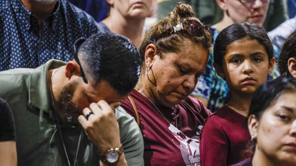 La gente llora durante la vigilia por las víctimas del tiroteo en un colegio en Texas (EEUU) La gente llora durante la vigilia por las víctimas del tiroteo en un colegio en Texas (EEUU)