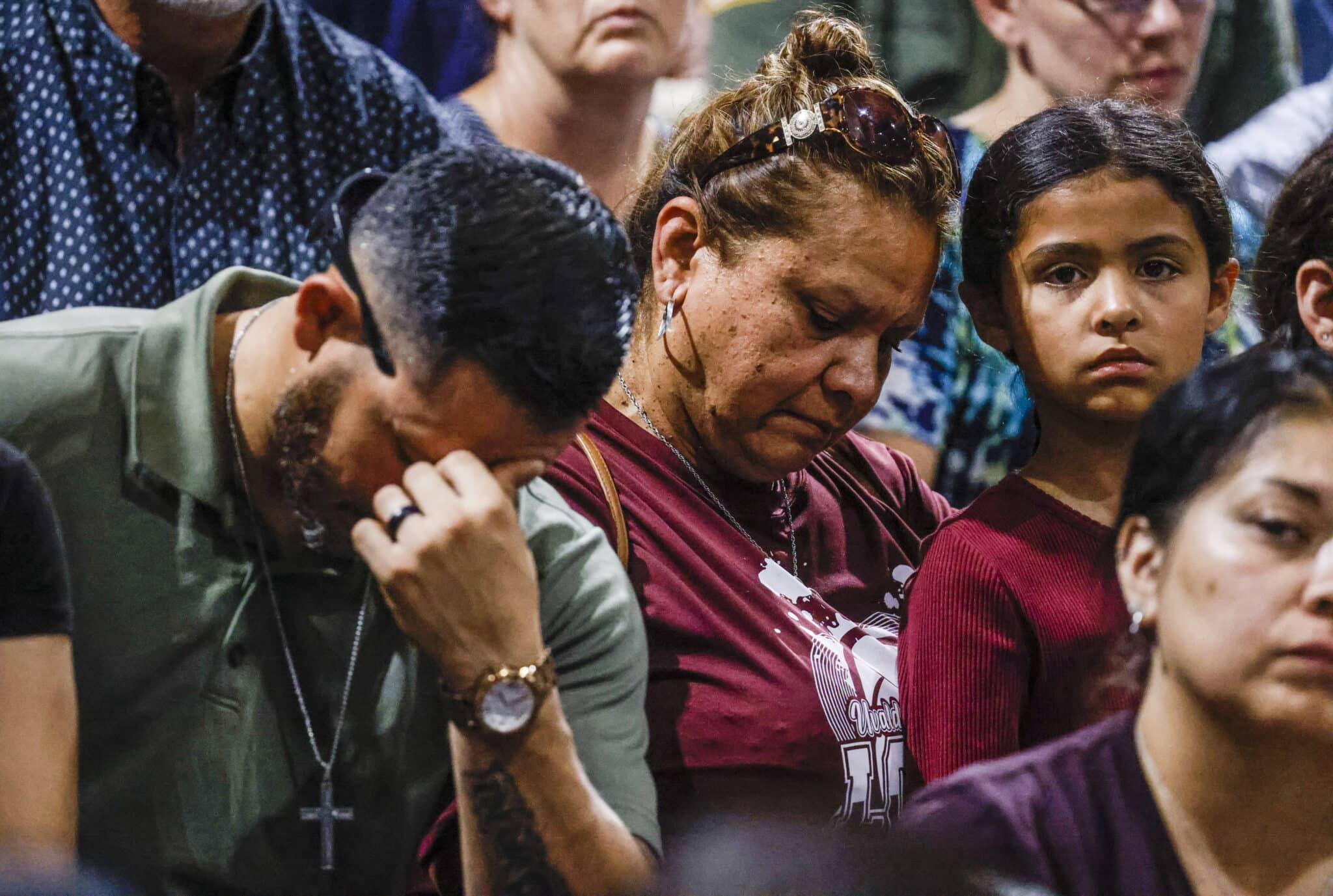 La gente llora durante la vigilia por las víctimas del tiroteo en un colegio en Texas (EEUU)