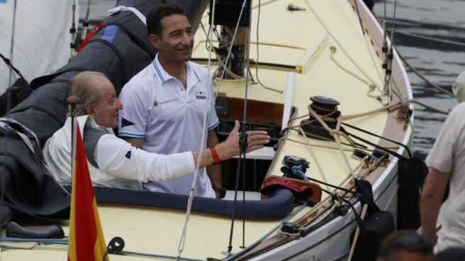 El rey emérito Juan Carlos I, a bordo del Bribón en Sanxenxo. El rey emérito Juan Carlos I, a bordo del Bribón en Sanxenxo.