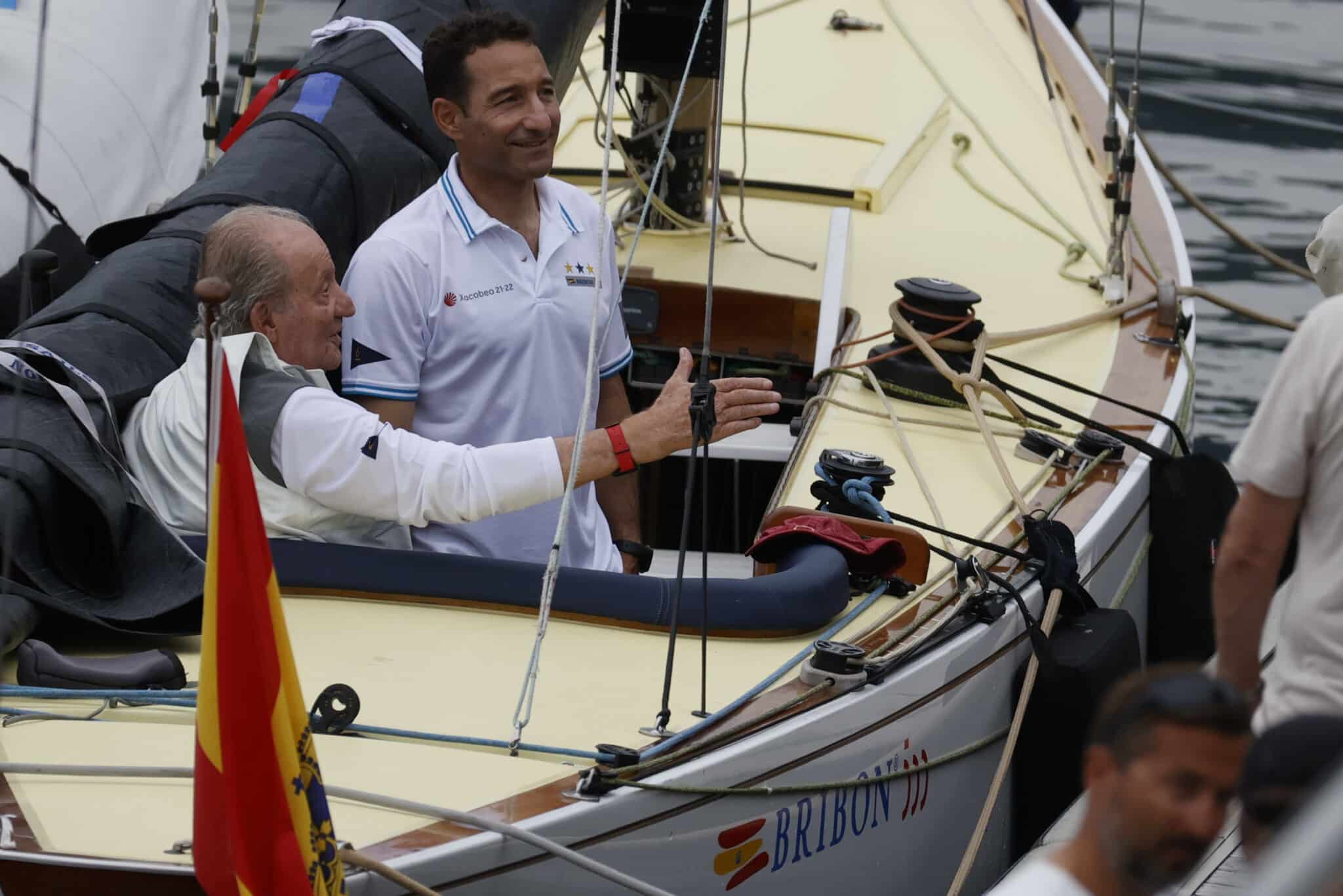 El rey emérito Juan Carlos I, a bordo del Bribón en Sanxenxo.