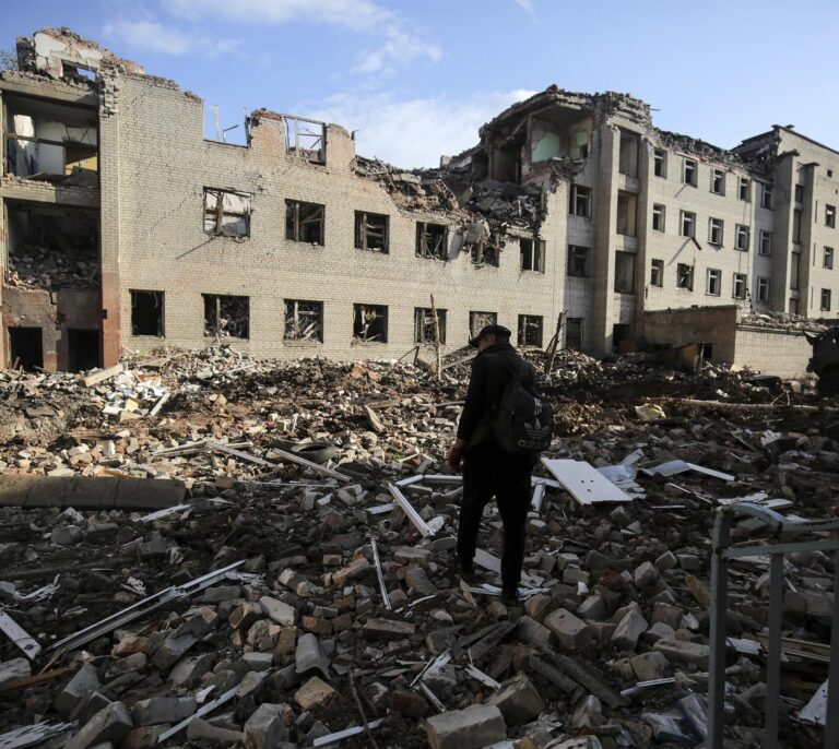 Distribuir ayuda humanitaria bajo un bombardeo ruso