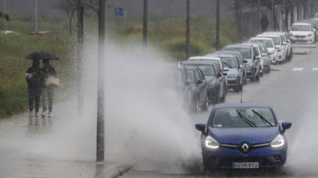 Lluvias persistentes acompañadas de tormenta en la Comunitat Valenciana Un vehículo levanta el agua acumulada cuando el cielo de la Comunitat Valenciana permanecerá este martes nuboso o cubierto