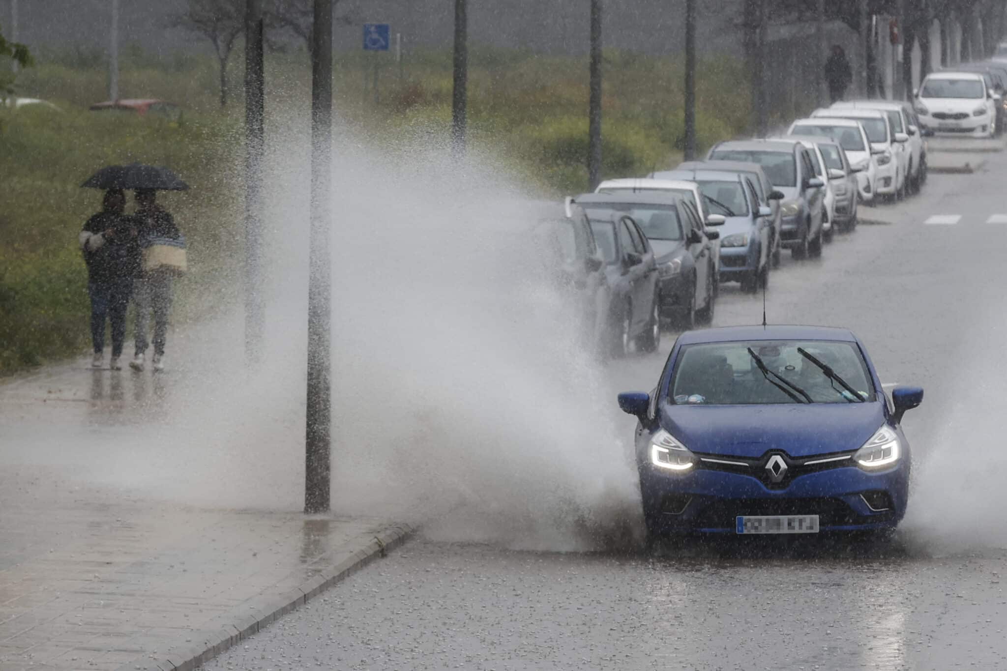 Un vehículo levanta el agua acumulada en la Comunitat Valenciana