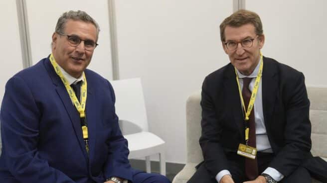 El presidente del PP, Alberto Núñez Feijóo, y el primer ministro de Marruecos en un encuentro bilateral en el congreso del PP europeo de Rotterdam.