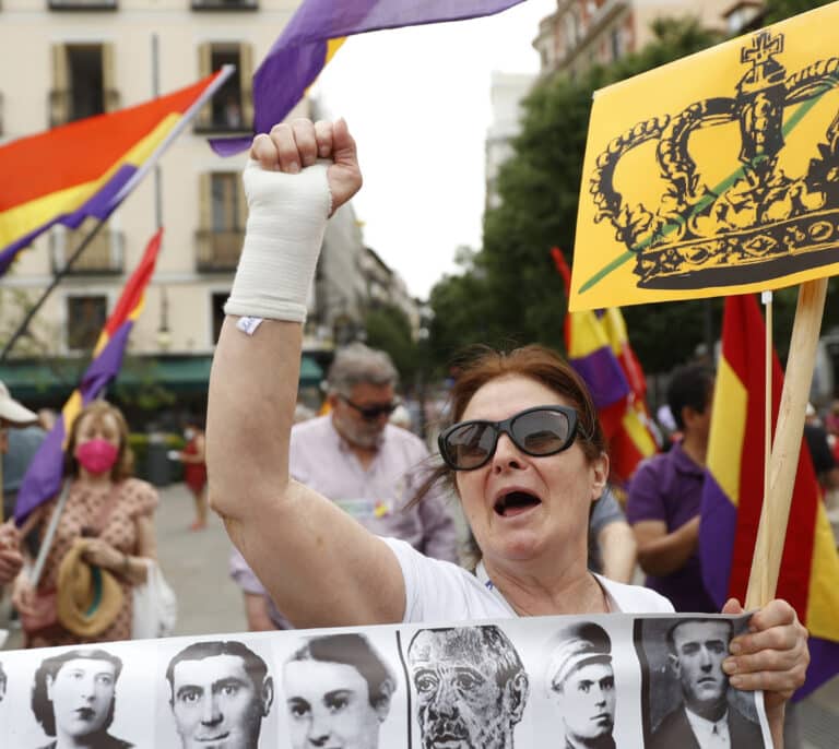 La concentración contra el rey emérito reúne a 300 personas en Madrid