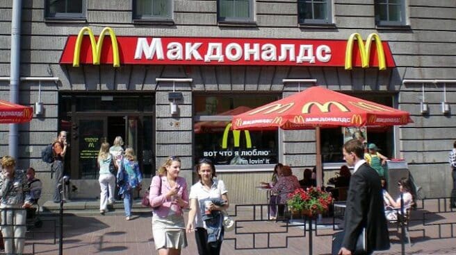 Restaurante de McDonald's en Rusia, en la que se ve su logo en idioma ruso