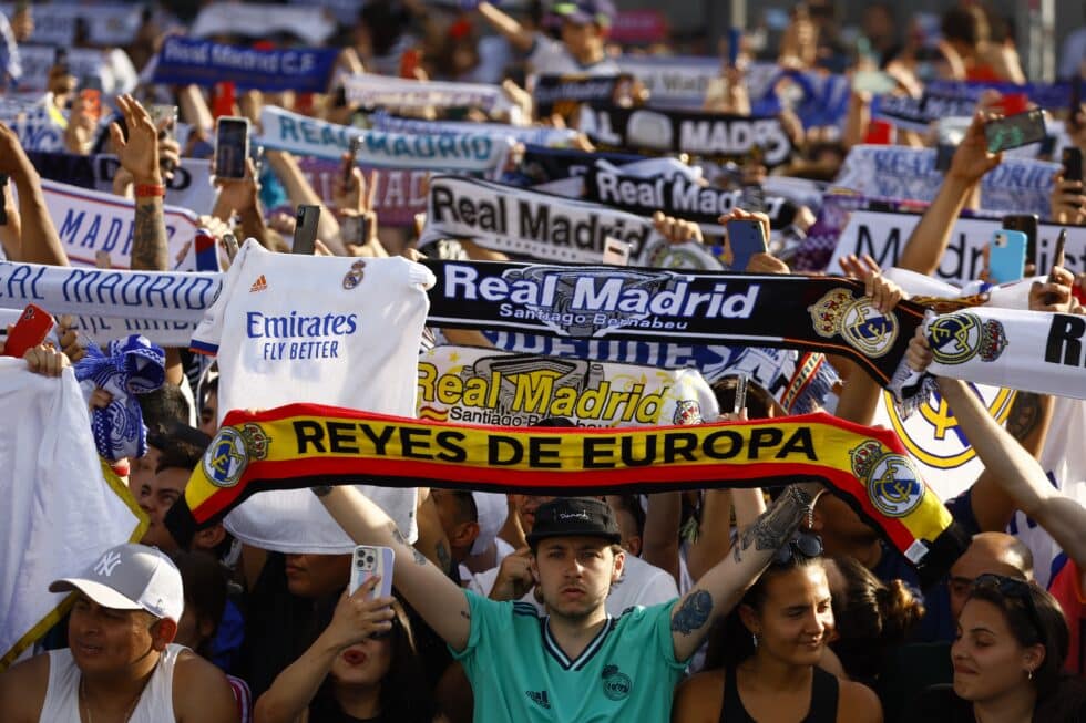 Aficionados del Real Madrid esperan la llegada del equipo en la Plaza de Cibeles