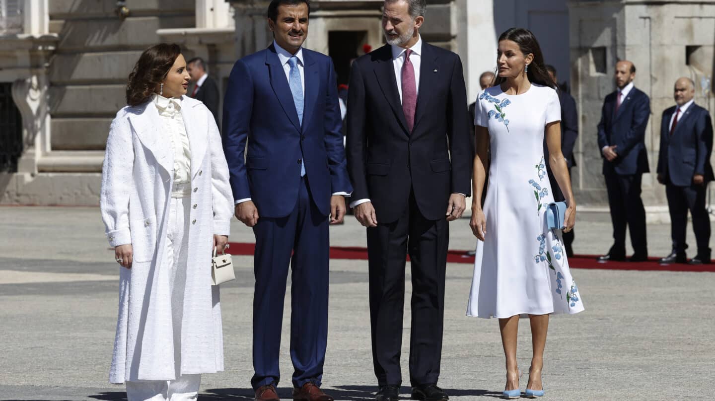 Los Reyes con el emir de Qatar y su esposa en el Palacio Real.