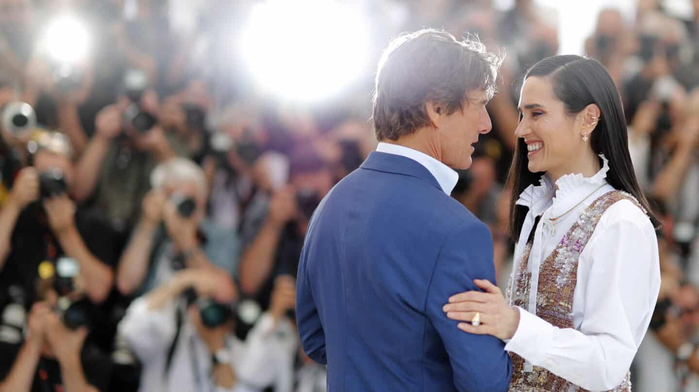El actor estadounidense Tom Cruise (izquierda) y la actriz estadounidense Jennifer Connelly (derecha) asisten al photocall de Top Gun: Maverick