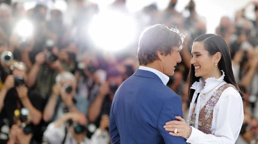 El actor estadounidense Tom Cruise (izquierda) y la actriz estadounidense Jennifer Connelly (derecha) asisten al photocall de Top Gun: Maverick