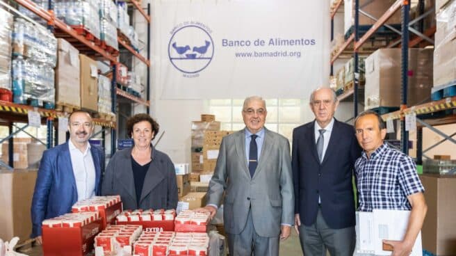 De izquierda a derecha: Raúl Marqueta, director de Acción Social de CaixaBank; Joana Prats, directora de Relaciones con entidades sociales de la Fundación ”la Caixa”; Francisco García, presidente del Banco de Alimentos de Madrid; Pedro Miguel Llorca, presidente de la Federación Española de Bancos de Alimentos (FESBAL), y Félix López, coordinador de reparto de la Parroquia San Félix de Madrid, en la presentación de la campaña Ningún Hogar Sin Alimentos.