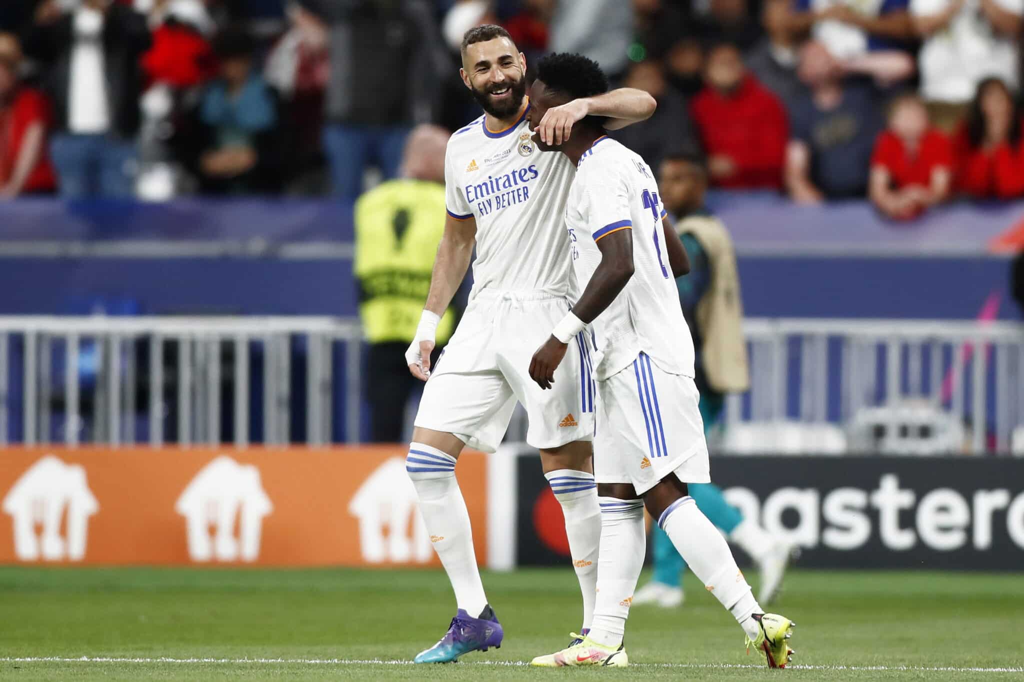 Benzema y Vinicius en el partido final de Champions