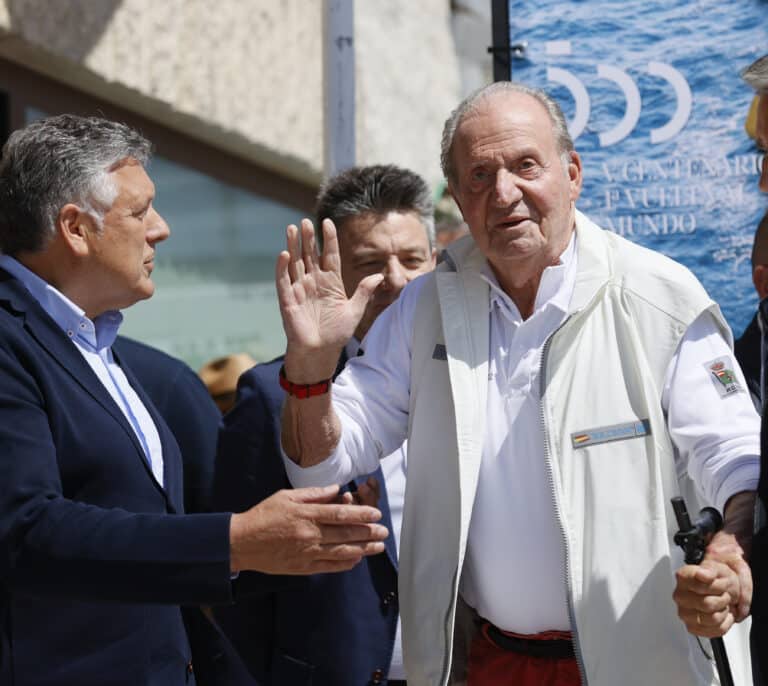 El primer baño de masas del Rey emérito en Sanxenxo: "No llueve"