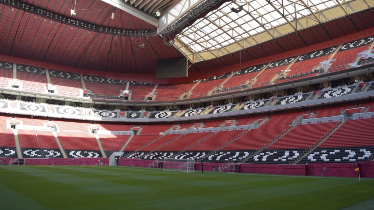 Interior del estadio de Al Bayt, una de las instalaciones del Mundial de fútbol de Qatar.