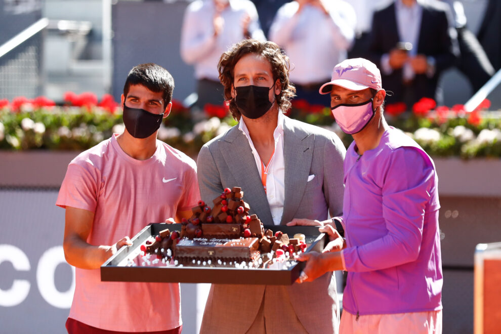 Alcaraz recibe una tarta el día de su 18 cumpleaños, cuando se midió a Nadal en el Mutua Madrid Open de 2021