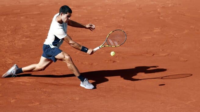 Alcaraz golpea un revés durante su partido de cuartos de final de Roland Garros ante Alexander Zverev