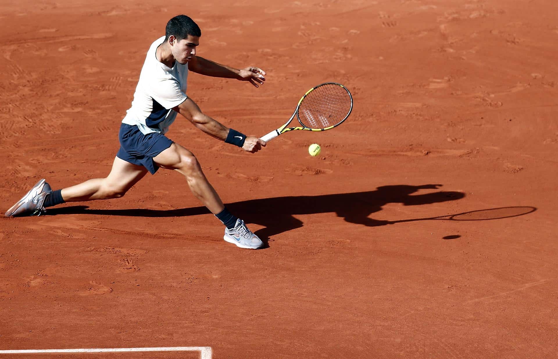 Alcaraz golpea un revés durante su partido de cuartos de final de Roland Garros ante Alexander Zverev