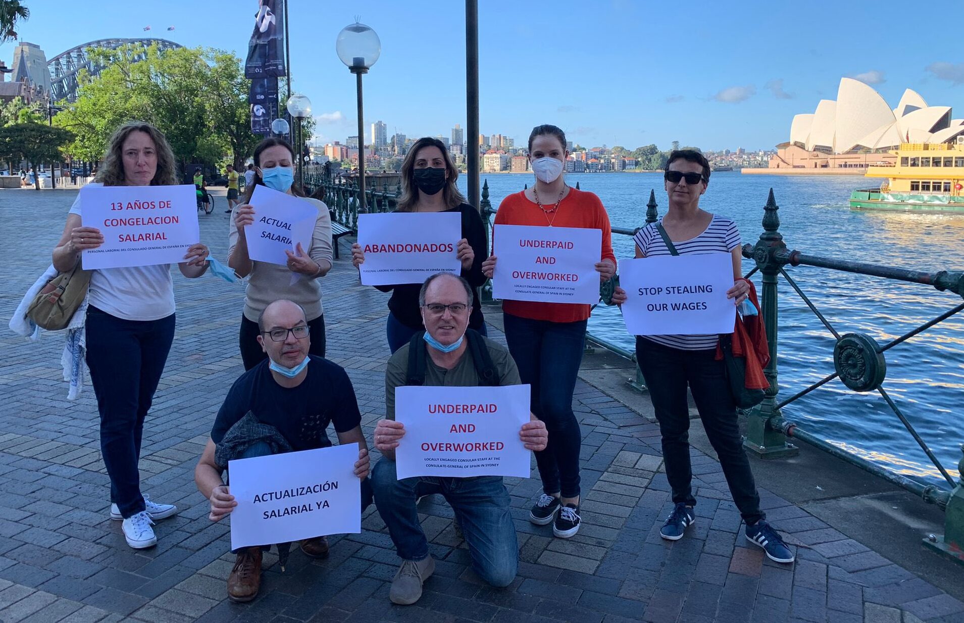 Trabajadores del consulado de España en Sídney protestan por sus condiciones laborales.