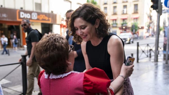 La presidenta de la Comunidad de Madrid, Isabel Díaz Ayuso, saluda a una mujer a su llegada a la solemne misa de apertura del Año Santo de San Isidro, en Madrid.