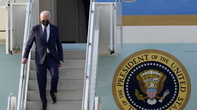 Biden cambia su política sobre Cuba y Venezuela Joe Biden, presidente de EEUU, baja del Air Force One