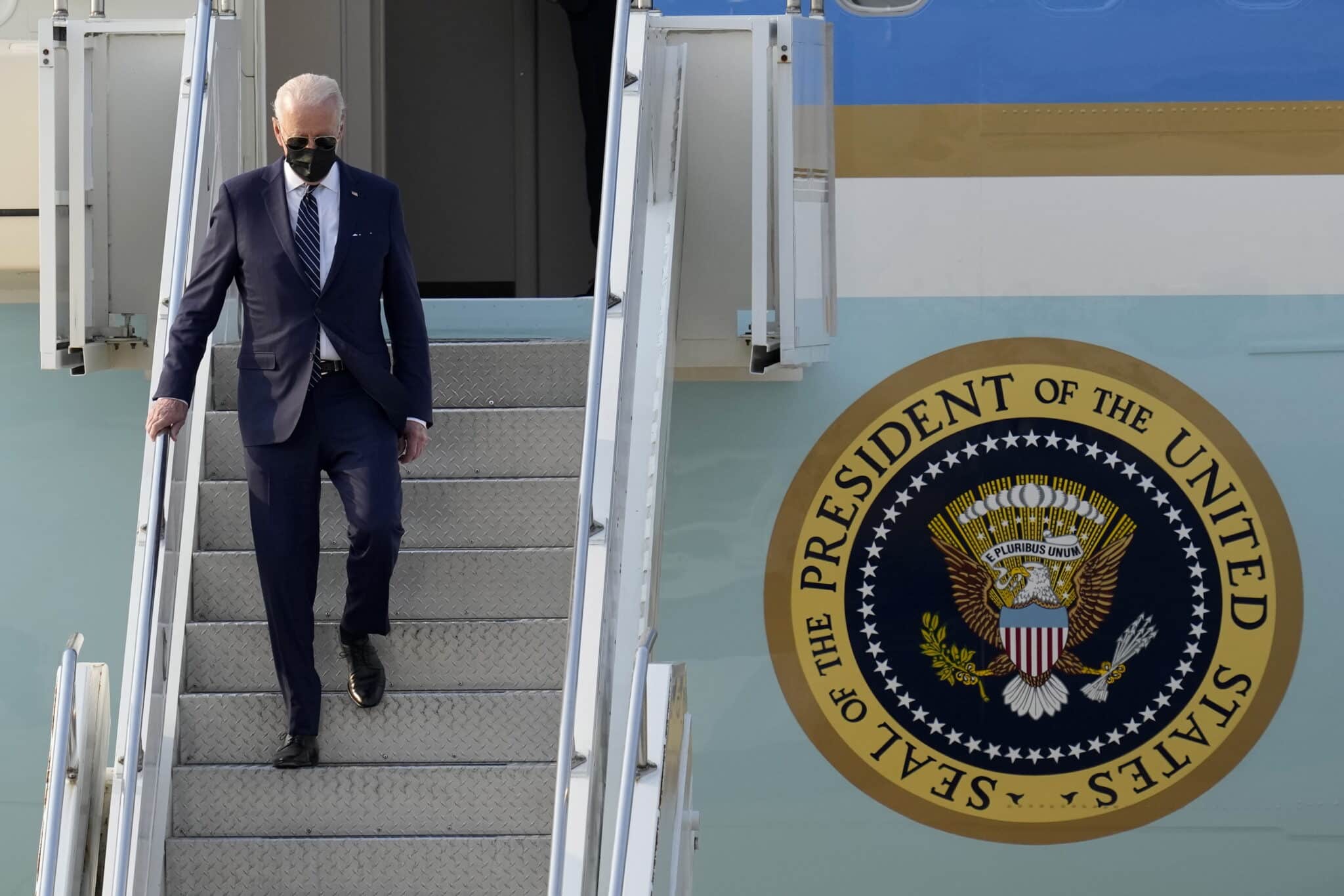 Joe Biden, presidente de EEUU, baja del Air Force One