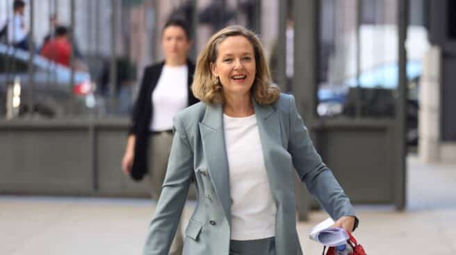 Sesión plenaria en el Congreso en medio de la polémica por la destitución de la directora del CNI La vicepresidenta primera y ministra de Asuntos Económicos, Nadia Calviño, a su llegada a una sesión de control en el Congreso.
