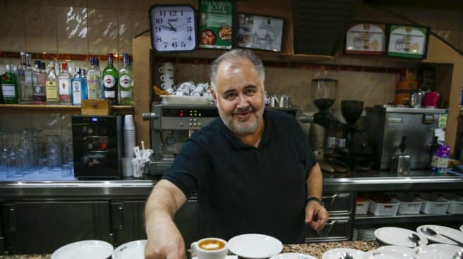 Un camarero sirve un café en un bar de Madrid este miércoles.