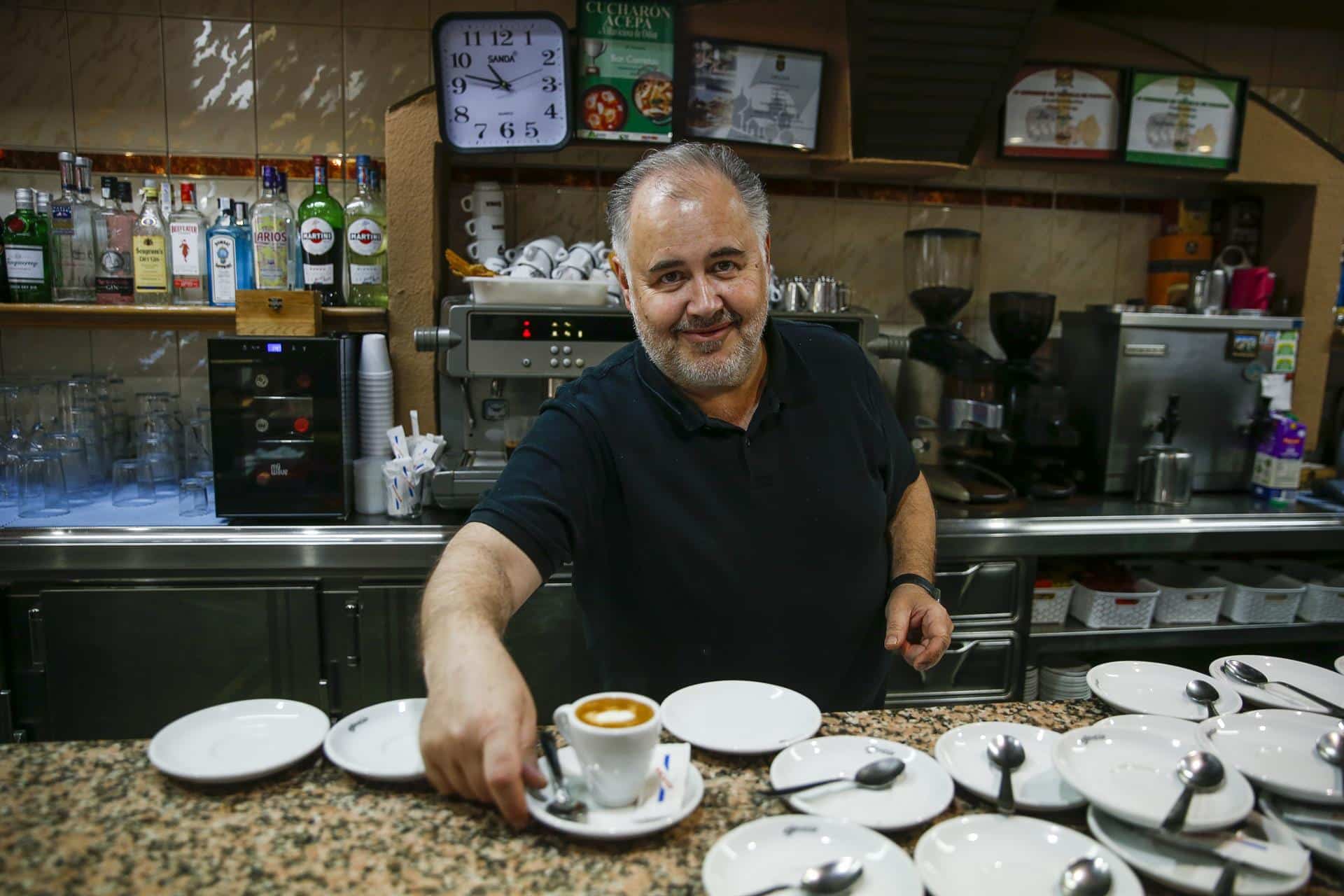 Un camarero sirve un café en un bar de Madrid este miércoles.