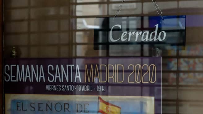Una tienda de artesanía cerrada por la crisis del coronavirus en la calle Mayor de Madrid.