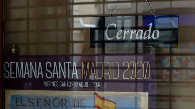 Una Semana Santa sin procesiones ni misas en Madrid Una tienda de artesanía cerrada por la crisis del coronavirus en la calle Mayor de Madrid.
